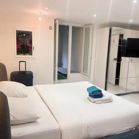 Rent A - Caire, Montorgueil Parigi
